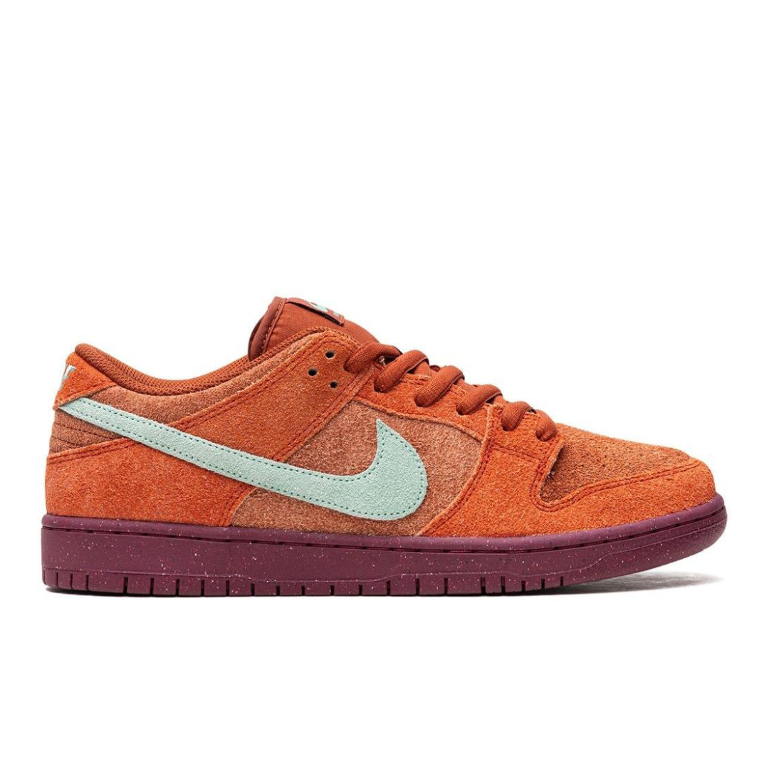 NIKE SB | DUNK LOW PRO MYSTIC RED